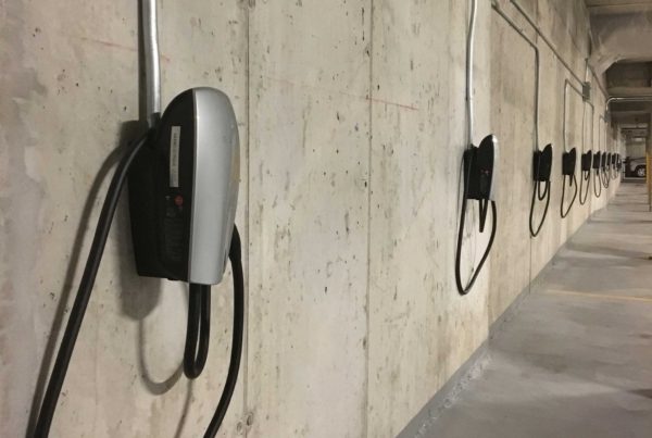 Électricien Tesla depuis 2013 Plus de 600 bornes installées